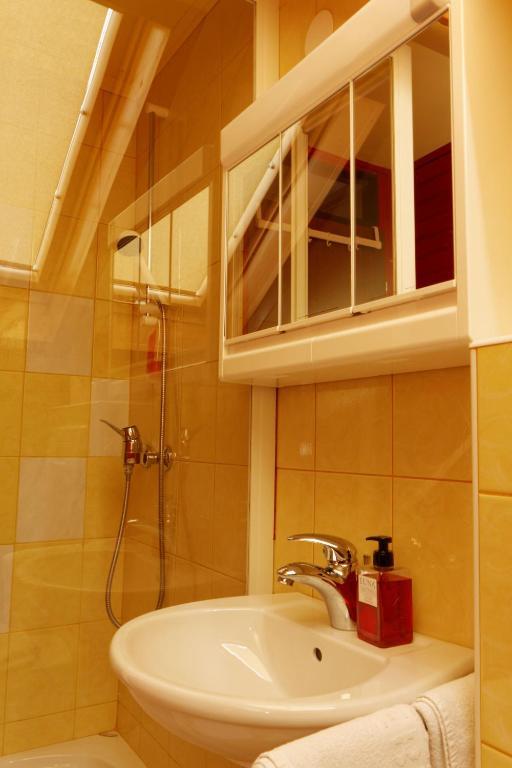 Pod Orehi Guest House Loče pri Poljčanah Oda fotoğraf